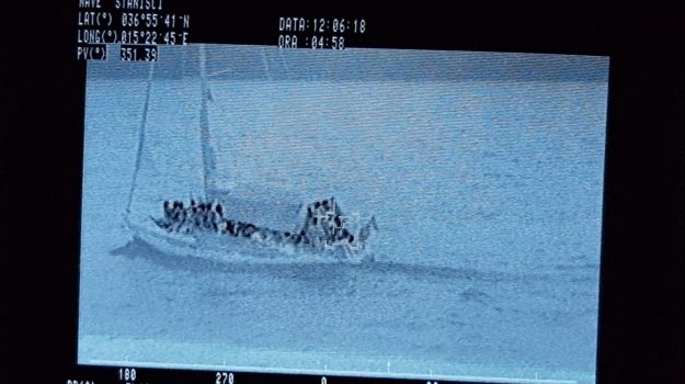 Sbarco ad Augusta: 78 migranti soccorsi in barca a vela, condotti a Pozzallo