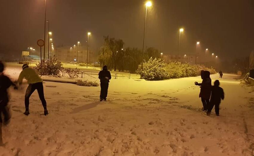  Fulmini e neve: dopo il raro fenomeno meteorologico, a Palazzolo si gioca in strada