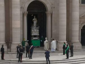 In pieno covid, Santa Lucia si "affaccia" dalla Cattedrale in una piazza Duomo deserta. Festa del patrocinio di maggio 2020