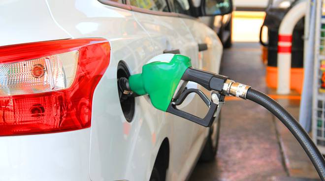  Prezzi dei carburanti, aumenti continui. Il Codacons: “Attendiamo l’apertura di indagini”