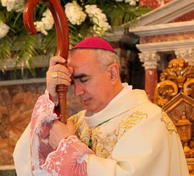  Il vescovo di Noto ai bimbi: “Babbo Natale non esiste”, è polemica. La Diocesi chiarisce
