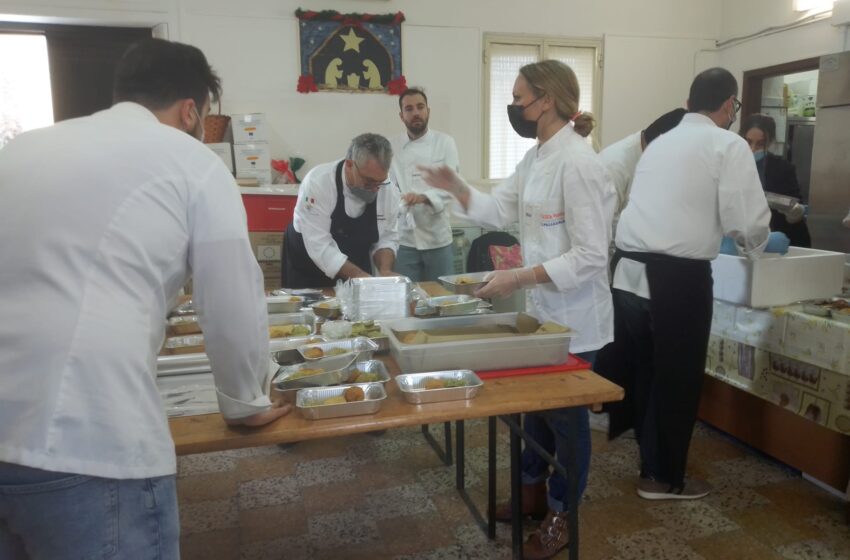  “Noi per voi”, i ristoratori siracusani cucinano il pranzo di Natale alla mensa Caritas