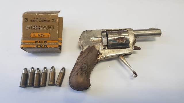  Revolver e munizioni nell’intercapedine di un edificio: trovati e sequestrati dalla polizia