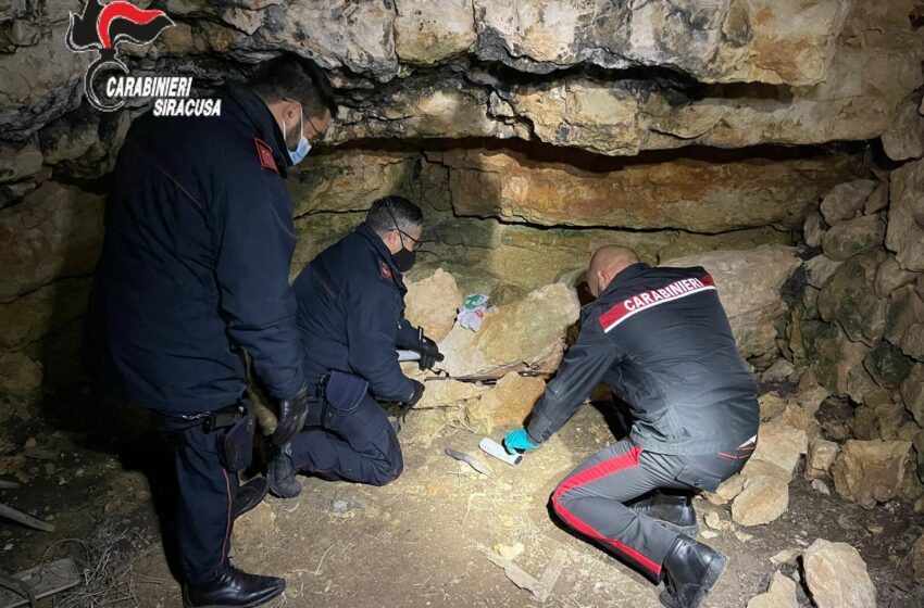  Arsenale di armi e droga in una grotta tra Noto e Palazzolo:rinvenimento dei carabinieri all’alba