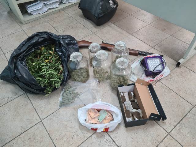  Droga, panetti di hashish e piante di marijuana in casa: arrestato 22enne