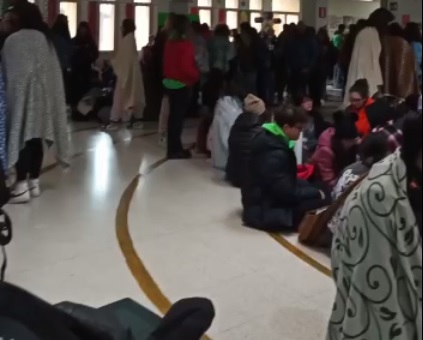  "Niente riscaldamenti, troppo freddo a scuola": flash mob degli studenti del Gagini