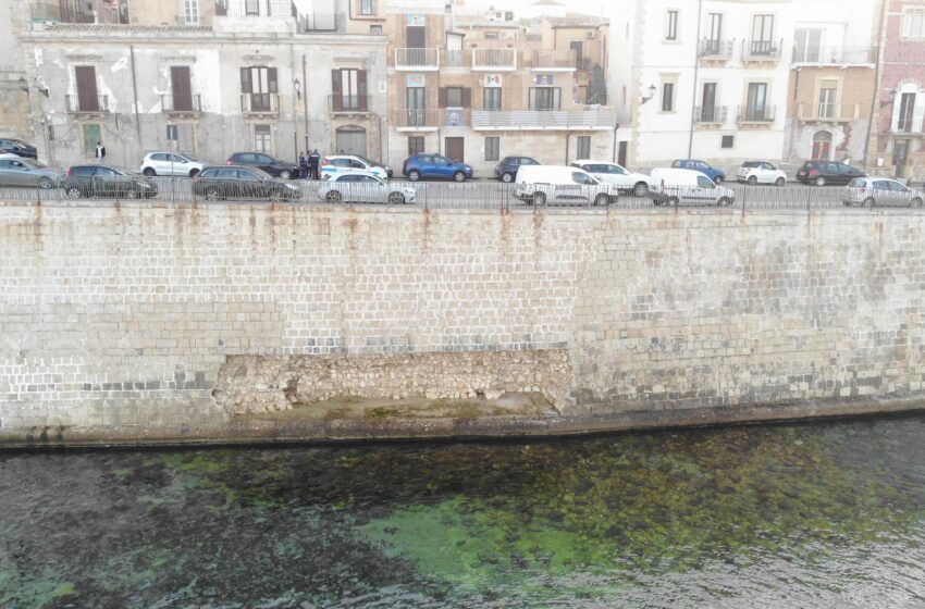  Il mare attacca Ortigia, l'emergenza dimenticata: il "buco" sul muraglione di Levante