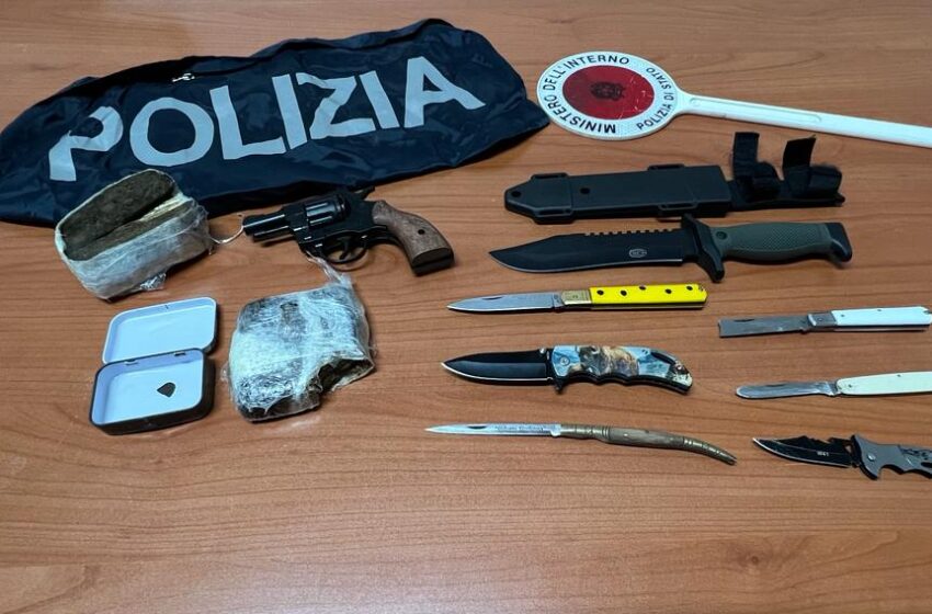  In casa 2 panetti di hashish, sei coltelli e un pugnale: arrestato 25enne di Priolo