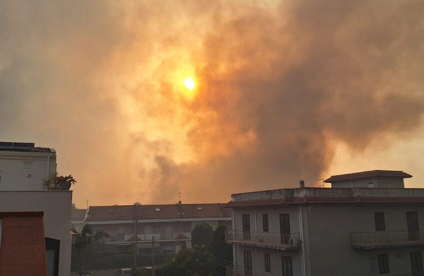  Incendi, Siracusa “situazione complessa”; tra Città Giardino e Villasmundo “600 evacuati”