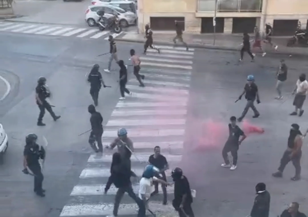 Scontri Tra Ultras Del Siracusa E Dell'Acireale. Forze Dell'ordine In ...