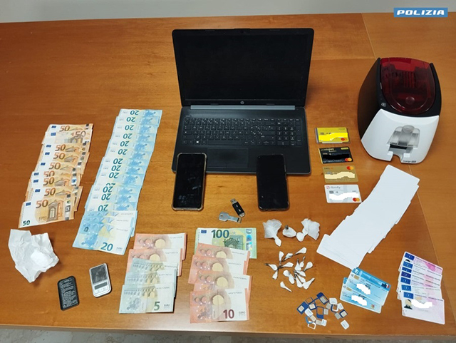  Droga e documenti falsi, arrestato 43enne: nella casa di campagna il suo “laboratorio”