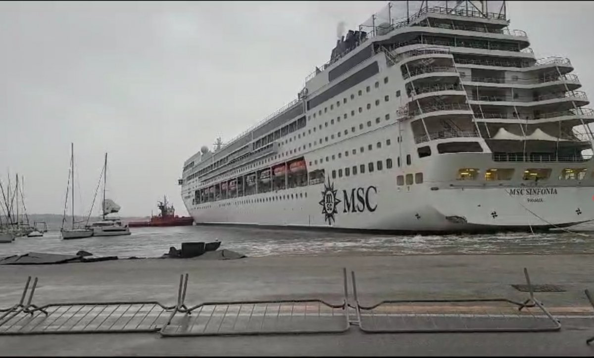 Il Forte Vento Sorprende Siracusa, Grande Nave Rompe Gli Ormeggi In ...