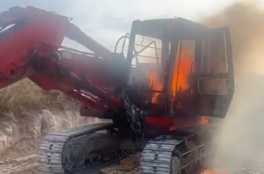  A fuoco un escavatore dell’azienda agricola dei Gennuso: indagini in corso