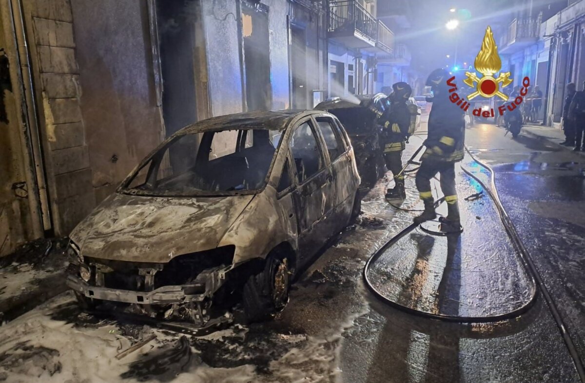 Notte Di Fuoco A Floridia. Le Fiamme Distruggono Tre Auto, Evacuata ...