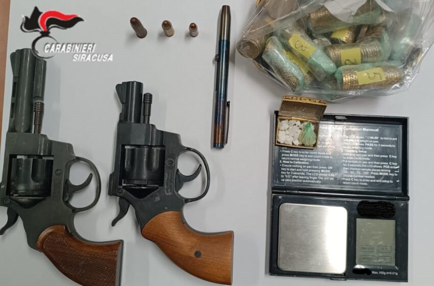  Droga, una penna pistola e due scacciacani modificate, arrestato 53enne