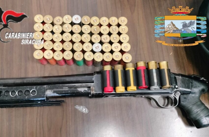  Droga, un fucile e due valigette con 85mila euro: arrestato 54enne e denunciato il figlio 30enne