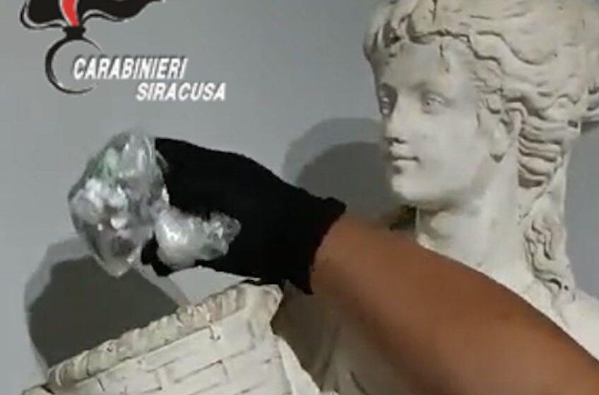  Già ai domiciliari per spaccio, sorpreso con 50 grammi di droga nascosta in una statua: arrestato