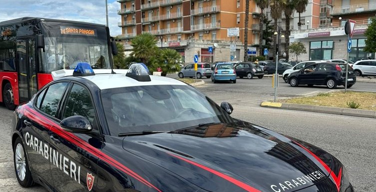  Si aggira seminudo in viale Santa Panagia e poi aggredisce i Carabinieri: 26enne arrestato