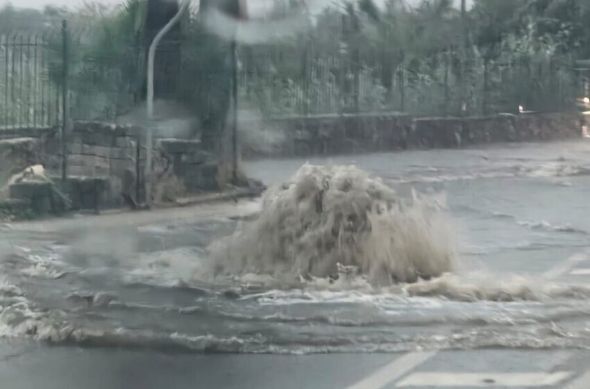  Ecco la pioggia: 66,8mm in 3 ore. Inevitabili disagi, strade allagate e tombini saltati