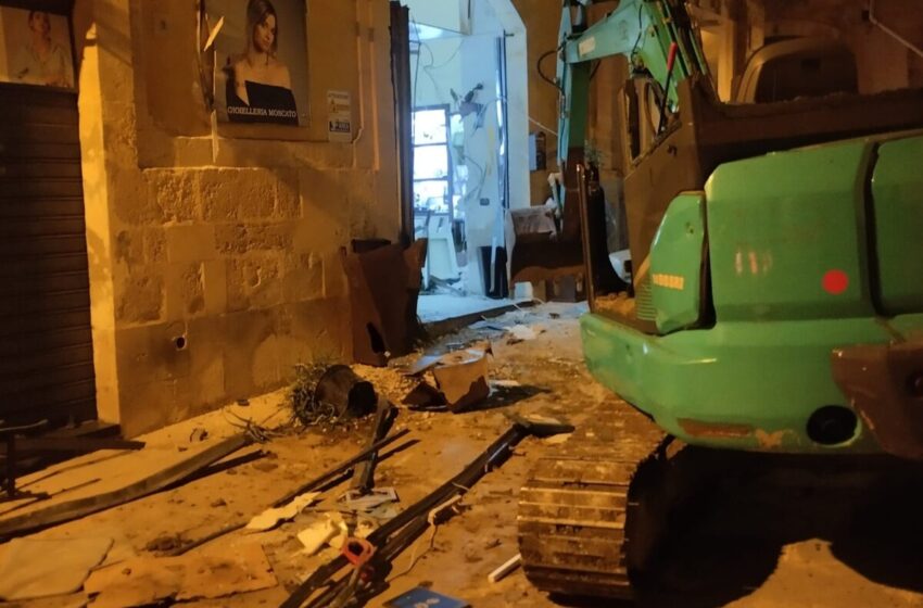  Incredibile a Palazzolo, barricate in strada ed un escavatore per colpo in gioielleria