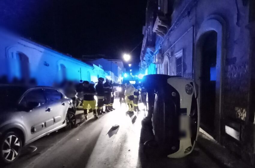  Urta quattro auto e si ribalta, incidente nella notte: nessun ferito, patente ritirata