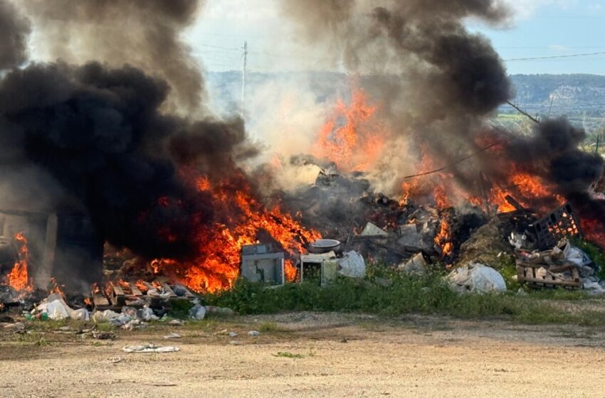  Incendio e deposito incontrollato di rifiuti nella zona industriale di Augusta: scatta il sequestro