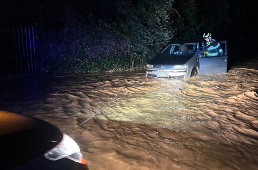  Intrappolato dall’acqua a Cozzo Pantano, anziano soccorso dai volontari Ross