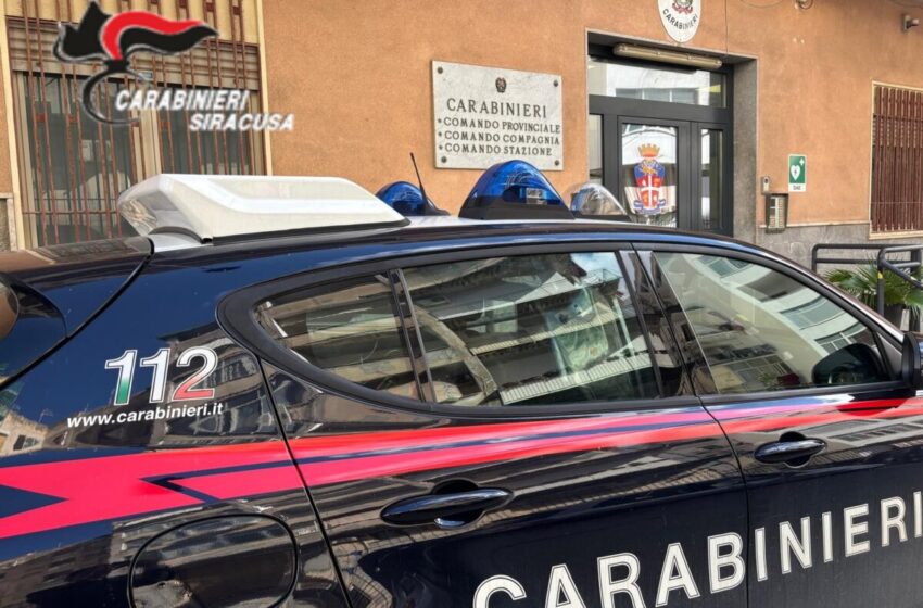  Trova un borsello con soldi e orologi preziosi e lo consegna ai Carabinieri