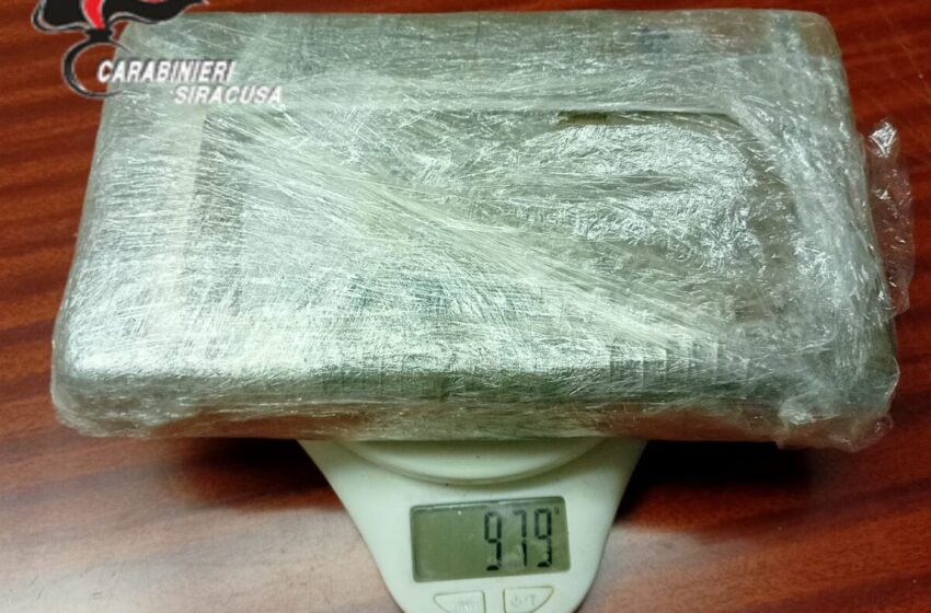  Valigetta con 1 kg di cocaina in un terreno: scatta il sequestro