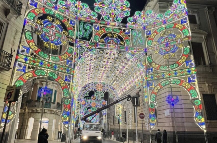  Luminarie natalizie, conto alla rovescia per l’accensione: un viaggio tra tunnel luminosi e colorati