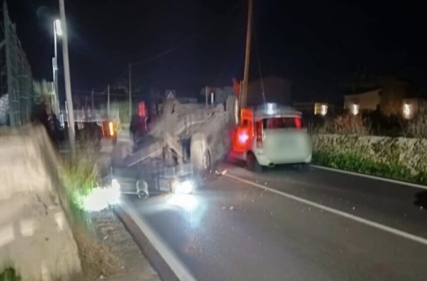  Incidente in via Lido Sacramento, suv finisce capovolto