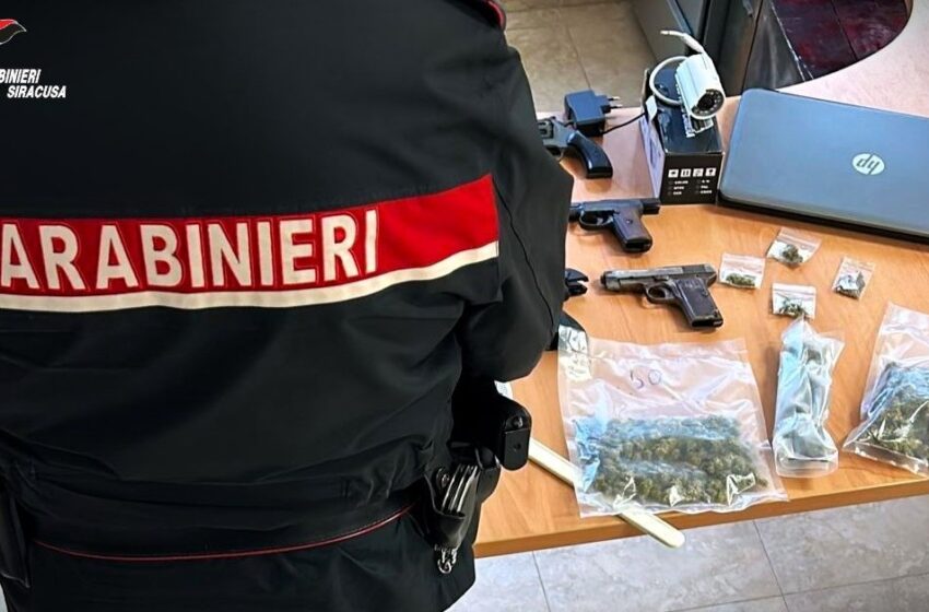  Quattro pistole e droga in casa, due 22enni arrestati dai Carabinieri a Francofonte