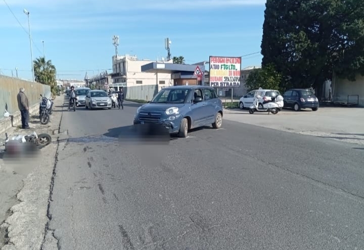  Incidente in via Elorina, auto-moto: scooterista ferito